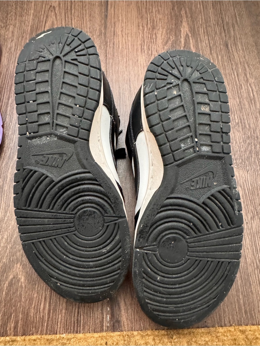 Nike Womens Black & White Low-Top Sneakers - Picture 3 of 5